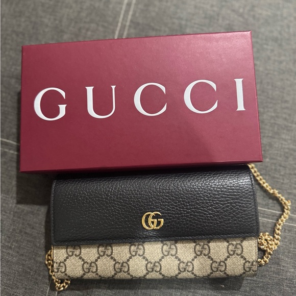 Authentic Gucci Black Leather and Tan GG Clutch
Gucci Marmont - Picture 7 of 8